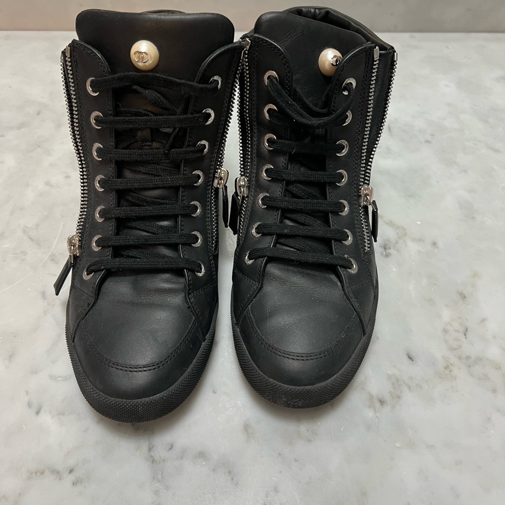 Chanel pearl high tops interlocking CC 2014 Karl Lagerfield